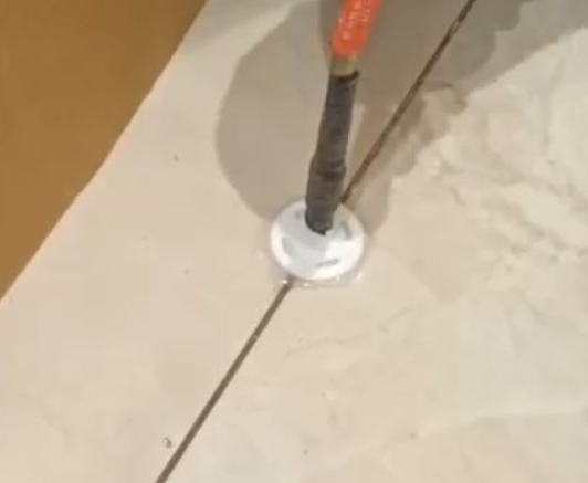 洛江瓷砖空鼓维修公司专业解答瓷砖在铺贴过程中，如果没有涂抹均匀到位的粘结材料（如水泥砂浆或瓷砖胶），可能会导致以下问题